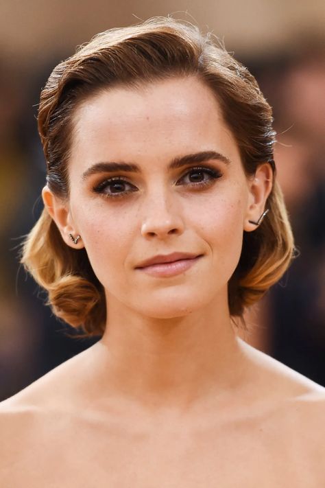 Emma Watson Hair & Haircuts – Bob, Pixie Crop, Up-Dos | British Vogue | British Vogue Emma Watson Hairstyles, Emma Watson Makeup, Celebrity Short Haircuts, Emma Watson Hair, Emma Watson Style, Short Dark Hair, Short Brown Hair, Athletic Hairstyles, Curly Bob Hairstyles