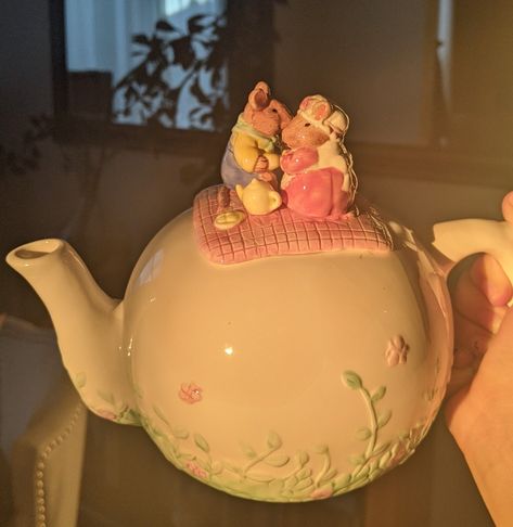 LITERALLY why I love the thrift store!!!! Cute lil knick knacks like this Thrifted Knick Knacks, Cute Antiques, Knick Knacks Aesthetic, Cute Knick Knacks, Cute Kettle, Vintage Knick Knacks, Cute Teapot, Cute Furniture, Little Mouse