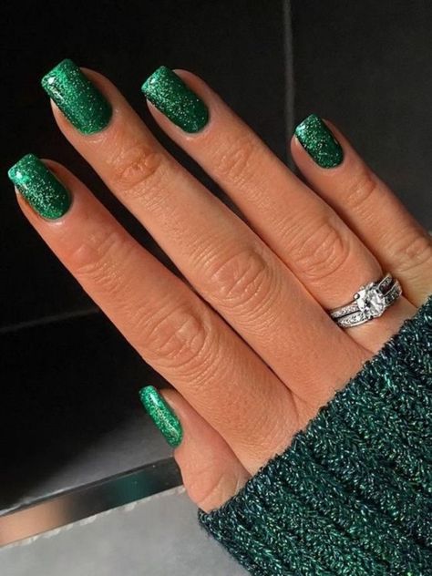 Short Christmas Nails, Christmas Nail Colors, Nail Art Noel, Christmas Nails Easy, Christmas Gel Nails, Green Nail, Pretty Nail Designs, Cute Gel Nails, Bride Nails