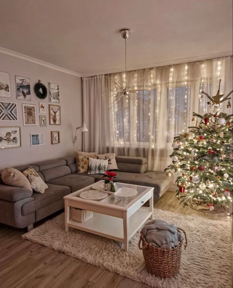 Home Aesthetic Inspiration Cozy, Living Room Winter Decor, Christmas Flat Decoration, Apartment Decor Christmas, Apartment Living Room Inspiration Cozy, Christmas Interior Decor Living Rooms, Christmas Aesthetic Living Rooms, Christmas Decor Small Living Room, Christmas Home Decorations Living Room