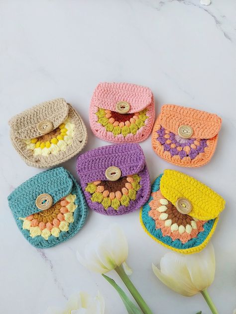 Crochet coin purse for women. Small, handmade, and stylish. Perfect gift for Crochet Market Bags, Crochet Coin Purse, Crochet Market, Sac Diy, Quick Crochet Patterns, Crochet Pouch, Market Bags, Crochet Market Bag, Small Coin Purse