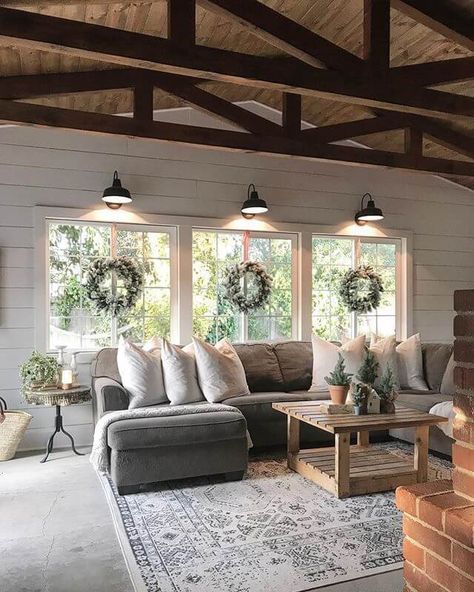 Large room with exposed beams, the windows with light fixtures and wreaths | Rustic Farmhouse Interior Design Ideas Rustic Farmhouse Interior, Sunroom Decorating, Modern Farmhouse Living, Farmhouse Interior Design, Modern Farmhouse Living Room, Trendy Living Rooms, Design Apartment, Farmhouse Interior, Farmhouse Decor Living Room