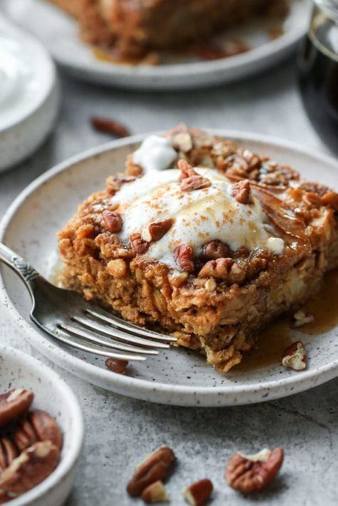 Whether you need the perfect breakfast for a holiday, special occasion brunch, or a make-ahead recipe to enjoy during the week, this Gingerbread Baked Oatmeal with Pears and Pecans is sure to please. It's studded with toasted pecans and sweet diced pear, and infused with a blend of warm gingerbread spices. Gingerbread Baked Oatmeal, Real Food Dietitians, Easy Gingerbread, Baked Pears, Toast In The Oven, Spiced Pecans, Pan Recipes, Unsweetened Applesauce, Toasted Pecans