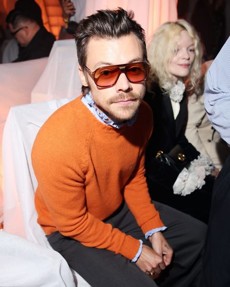 Not that you needed any more of a reason to get your knitwear out of the cupboard, but if you did, please refer to this picture of Harry Styles in an orange jumper 🧡 Oh, and if you're nosey like us, head to the link in bio for all the celebs spotted on the front row at Paris Fashion Week. Harry Styles 2013, Sweet Boyfriend, Valentino Collection, Harry Styles Tour, Harry Styles Edits, Harry Styles Aesthetic, Harry Styles Pictures, Mr Style, Alessandro Michele