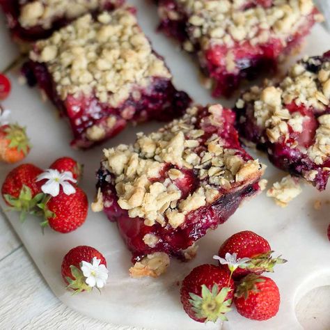 Vegan Mixed Berry Oatmeal Bars Berry Oatmeal Bars, Mixed Berry Oatmeal, Easy Chocolate Pie, Oatmeal How To Make, Berry Oatmeal, Instant Oats, Vegan Cheesecake, Oat Bars, Oatmeal Bars