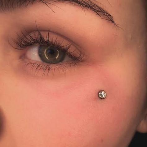 Piercing na bochecha
Piercing facial
Piercing bonito
Olho verde Piercing No Rosto, Face Dermal Piercing, Face Dermal, Microdermal Piercing, Cute Tats, Belly Piercing Jewelry, Dope Tattoos For Women, Dermal Piercing, Cute Piercings