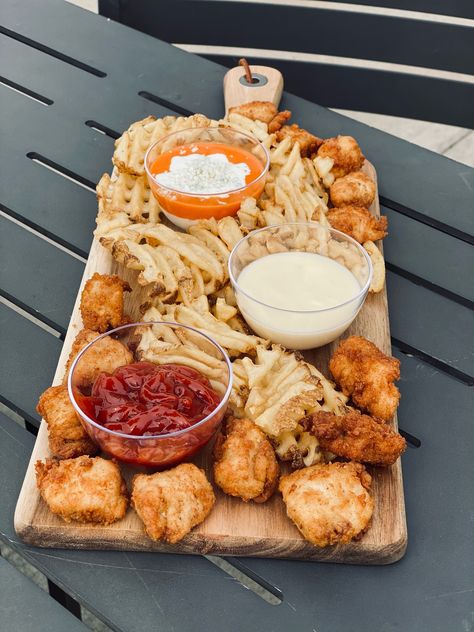 What you need from Chick-fil-A: 1. Nuggets 2. Fries 3. Cheese Sauce 4. Any other sauces you want! *We used our Garden Ranch, Zesty Buffalo & Ketchup* Get your sauce dishes and board from your local craft store! Chicken Nuggets Charcuterie Board, Chick Fil A Charcuterie Board Ideas, Chickfila Board, Chick Fil A Charcuterie Board, Chick Fil A Board, Bigback Food, Appetizer Boards, Chick Fil A Recipe, Grad Party Food