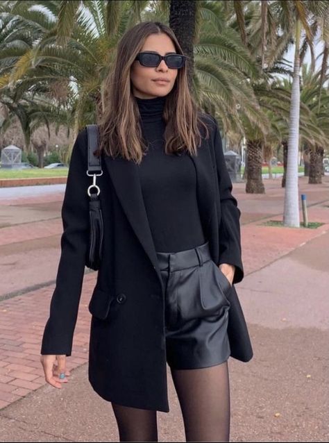 Winter Shorts Outfits, Black Outfit Winter, Combat Boot Outfits, Black Blazer Outfit, Black Skirt Outfits, Monte Verde, Blazer Outfits Casual, Night Fashion, Short Noir