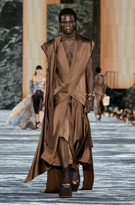 Balmain Spring 2023, Hunger Games Fashion, Spring 2023 Ready To Wear, 2023 Ready To Wear, Weird Fashion, Brown Outfit, Future Fashion, Vogue Runway, Spring 2023