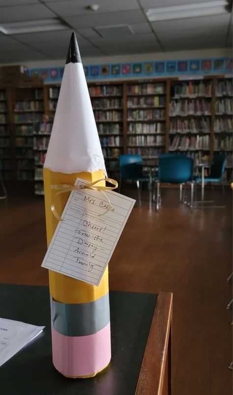 The coolest teacher appreciation gift? Wine wrapped up to look like a pencil! https://www.instagram.com/reel/CrJ9uQMgd7D/?igshid=MzRlODBiNWFlZA== Teacher Appreciation Gifts Wine, Teacher Wine Gift, Wine Teacher Gift, Hiding Alcohol, Teacher Appreciation Gift Baskets, Wine Bottles Gift Wrap, Bottle Gift Wrapping, Easy Teacher Gifts, Wine Wrap