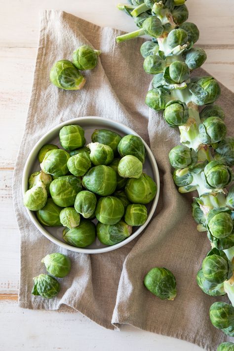 Everything you need to know to get the best out of Brussels sprouts, from how to shop for them (stalk vs loose), to how to cook them so you don't get that sulphur-y smell. Brussels Sprout Recipes, Nutrition And Health, Broccoli Sprouts, Green Eating, Brussels Sprout, Green Veggies, Sprout Recipes, Brussels Sprouts Recipe, Cabbages