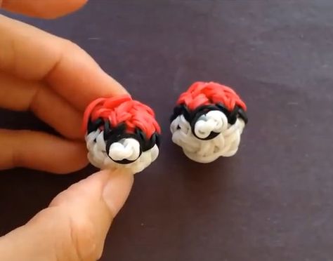 Rainbow Loom Pokeball- awesome Rainbow Loom pattern for boys that love the video game! Rainbow Loom Ideas, Rainbow Loom Characters, Loom Band Patterns Instructions, Rainbow Loom Animals, Loom Animals, Loom Bands Tutorial, Loom Band Patterns, Fun Loom, Rainbow Loom Tutorials