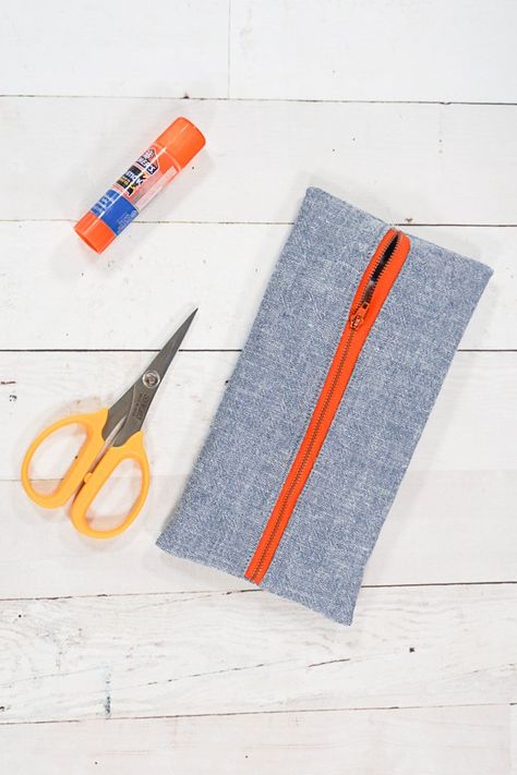 Easy DIY Pencil Pouch • Heather Handmade Diy Pencil Pouch, Pencil Pouch Pattern, Pencil Pouch Diy, Sew Tutorials, Advanced Sewing Projects, Diy Pencil Case, Bag Tutorials, Scraps Of Fabric, Sew Zipper