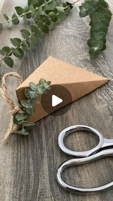 Pretty Gift Wrapping Ideas, Projek Diy, Nature Environment, Creative Gift Wraps, Gift Wrapping Techniques, Gift Wrapping Inspiration, Gifts Wrapping Diy, Kraf Diy, Creative Gift Wrapping