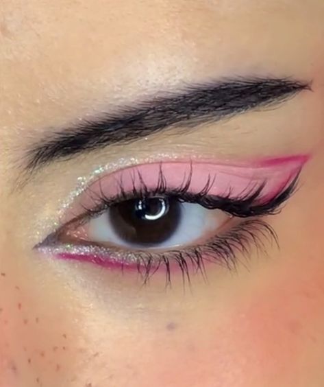 Colourful Eyeshadow Looks, Eyeliner Rosa, Pink Eyeliner, Festival Make Up, Pink Eye Makeup, Cute Eye Makeup, Korean Eye Makeup, Makeup Artist Tips, Swag Makeup