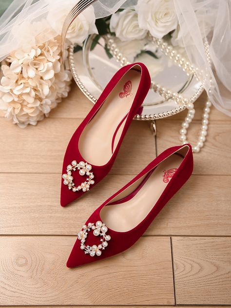 Wedding Shoes 2022, Pakistani Shoes, Bride Flats, Women Wedding Shoes, Pretty Flats, Shoes 2022, New Bride, Pregnancy Shoes, Flower Shoes