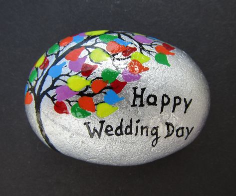 Wedding Painted Rocks Ideas, Painted Rocks For Wedding, Wedding Rocks Painted, Anniversary Painted Rocks, Wedding Rock Art Painted Stones, Wedding Gifts Painting, Wedding Rocks, Stone Painting Love Couple, Paint Stone