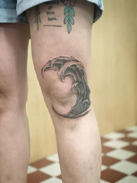 Wave Knee Tattoo Side Knee Tattoo Men, Ocean Knee Tattoo, Back Knee Tattoo, Knee Cap Tattoo Ideas, Knee Cap Tattoo Men, Over The Knee Tattoo, Knee Tattoo Ideas, Knee Cap Tattoo, The Knee Tattoo