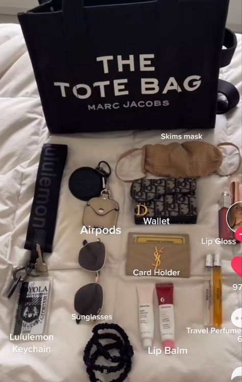 Everyday Must Haves, Marc Jacobs Tote Bag Aesthetic, The Tote Bag Marc Jacobs Outfit, Airport Bag Essentials, Uni Bag Essentials, Bag Essentials Aesthetic, Purse Must Haves Items, Bag Essentials Everyday, Tote Bag Essentials