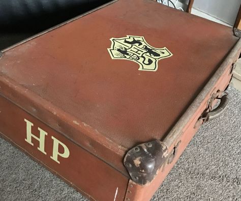 Harry Potter Suitcase Trunk Diy Harry Potter Luggage, Harry Potter Trunk Diy, Harry Potter Suitcase Trunks, Harry Potter Suitcase, How To Make Potions, Harry Potter Luggage, Harry Potter Diy Crafts, Harry Potter Trunk, Diy Suitcase