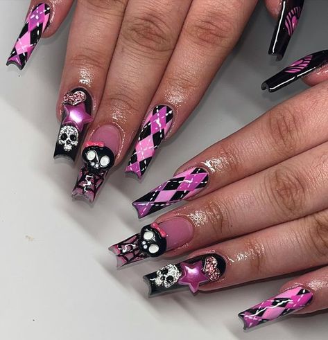 Monster High Inspired Nails, Monster High Nails, Strawberry Gel, Nails Plaid, Emo Nails, Coffin Tips, Argyle Nails, 90s Nails, Checkered Nails