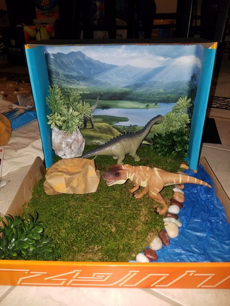 Dinosaur Shoebox Project. This was a fun and simple project. Dinosaur Diarama Ideas, T Rex Diorama, Dinosaur Shoe Box Project, Dinosaur Diorama Projects, Dinosaur School Project, Dino Diorama, Dinosaur Habitat, Dinosaur House, Dinosaur Cave