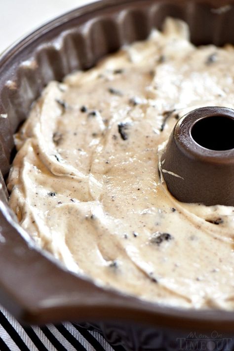 This easy Cookies and Cream OREO Cake is sure to delight the entire family! Extra delicious and wonderfully easy, this showstopper of a cake will be a welcome addition to any gathering!! // Mom On Timeout Cinnamon Roll Pound Cake, Easy Oreo Cake, Bunt Cake Recipe, Easy Bundt Cake, Oreo Dessert Recipes, Cookies And Cream Cheesecake, Mom On Timeout, Cake Mix Desserts, Nothing Bundt Cakes