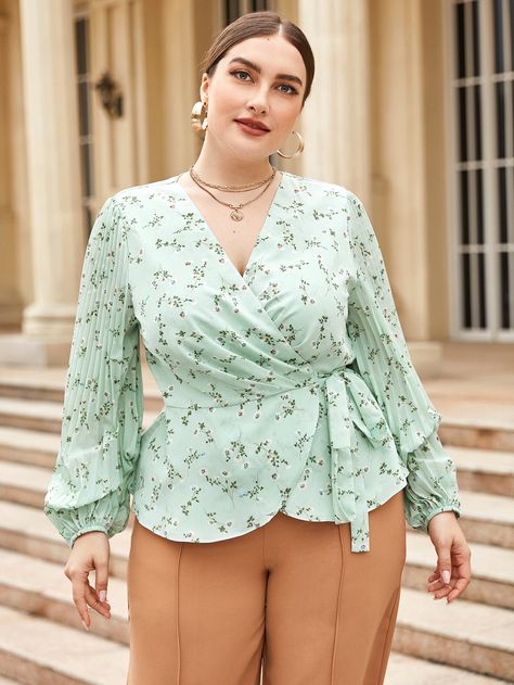 Floral Blouse Outfit, Office Wear Women Work Outfits, Ditsy Floral Blouse, Dynasty Outfits, Outfits Gorditas, Plus Zise, Plus Size Dress Outfits, Women Blouses Fashion, Fashion Top Outfits