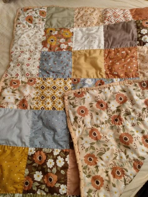 Cute Quilts Aesthetic, Quilting Organization Ideas, Cottage Core Quilt Patterns, Rustic Sewing Projects, Cute Quilting Patterns, Floral Quilts Ideas, Cottagecore Quilt Pattern, Simple Quilt Ideas, Cottage Core Quilt