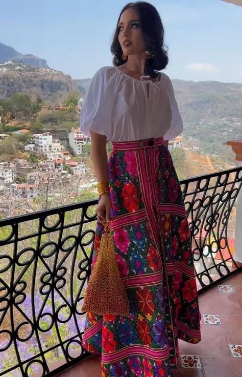 Columbian Outfit Woman, Spanish Style Dress Classy, Mexican Inspired Outfit Women, Modest Mexican Outfits, Mexican Cottagecore Outfits, Mexican Skirt Outfit, Mexican Fiesta Outfit For Women, Mexican Women Outfit, Mexican Outfit Ideas Women