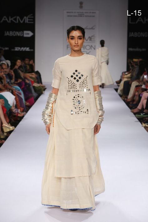 Chhavi. Lakme Fashion week. Mirror Stories #mirrorstories #chhavi #khadi Khadi Dresses, Purvi Doshi, Choli Dress, Designer Kurti Patterns, Fancy Kurti, Designer Dresses For Women, Cotton Kurti Designs, Layered Dress, Lakme Fashion Week