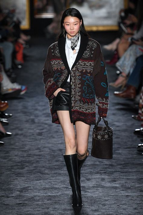 Casual Runway Outfits, Etro Runway, Runway Outfits, Estilo Preppy, Milano Fashion Week, By Malene Birger, Fashion Design Clothes, Fashion 2020, Couture Fashion