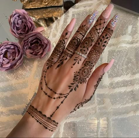 Tattoo studio Life Line Front Side Henna Designs, Mehendi Designs Both Hands, Aesthetic Mehndi Ideas, Traditional Henna Designs Mehndi, Simple Mehndi Ideas, Floral Henna Designs Front Hand, Mehendi Designs For Hands Front Simple, Heavy Henna Designs, Mehndi Designs Right Hand