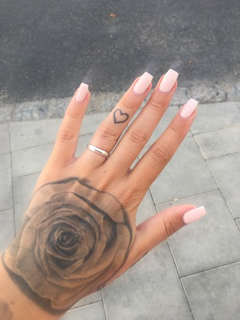 @armaniasia❤️ Heart Finger Tattoo For Women, Heart On Finger Tattoo, Tattoo Designs Finger, Heart Finger Tattoo, Heart Tattoo On Finger, Realistic Heart, Stick Poke Tattoo, Small Finger Tattoos, Finger Tattoo For Women