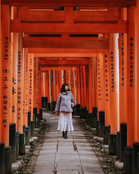 🇯🇵 [ How to Avoid the Crowds in Fushimi Inari Taisha ] Known for its 10000+ torii gates, Fushimi Inari is undoubtedly the most famous and most crowded shrine in Kyoto! However, there are ways to beat the crowds and get that iconic Kyoto shot with no one in the frame! ⛩ Early Morning Visits-  The shrine is open 24/7 so try to arrive before 8 a.m. to avoid the peak hours. ⛩ Keep Climbing- The Fushimi Inari Taisha is around a 4 km round trip. As most people just take photos near the entranc... Yasaka Shrine, Japan Vlog, Fushimi Inari Shrine, Kyoto Temple, Fushimi Inari Taisha, Fushimi Inari, Japan Tour, Japan Trip, Japan Photo