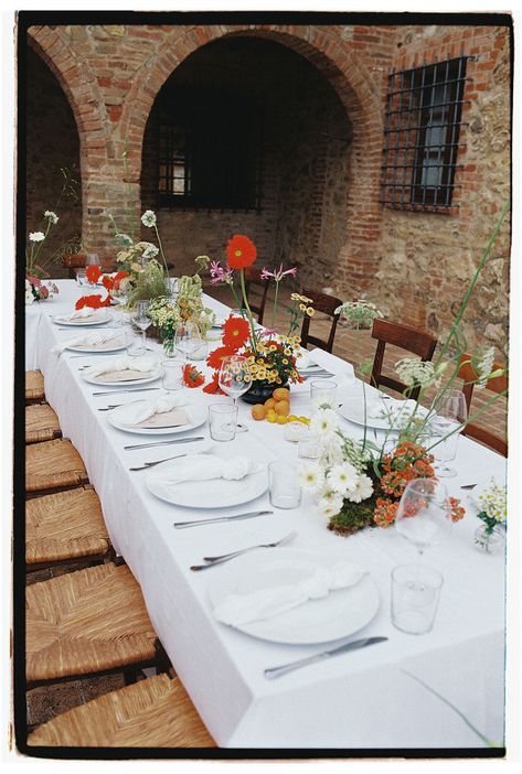 Wedding Table Modern, Long Table Tablescape, Wedding Tablescape Inspiration, Engagement Backyard Party, Wildflower Wedding Florals, Wedding Tablescapes Long, Disposable Camera Photos, Wedding Table Scape, Dinner Table Decorations