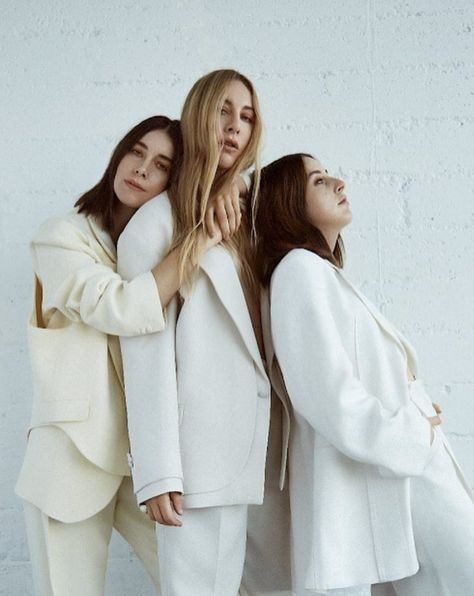 Haim Style, Haim Sisters, Danielle Haim, Group Photoshoot, Sisters Photoshoot, Photoshoot Studio, Sister Photos, Haim, Dance Teams