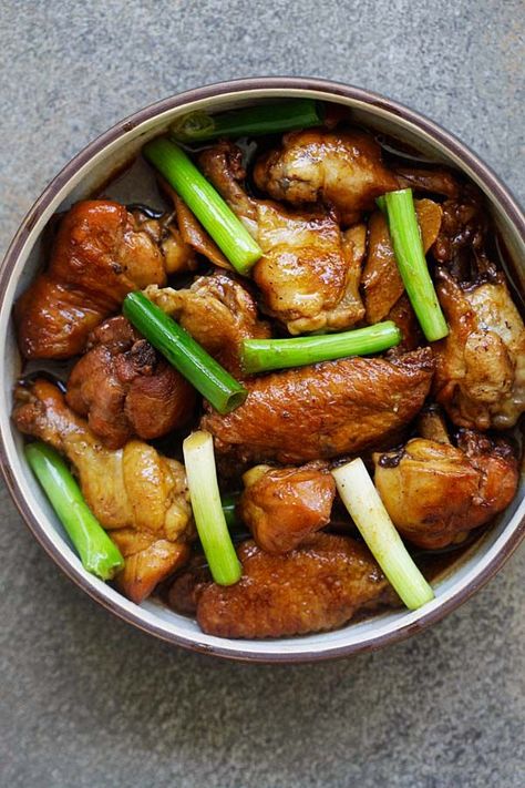 Asian braised Ginger Soy Chicken in a serving dish ready to serve. Asian Braised Chicken, Malaysia Recipes, Ip Recipes, Resepi Biskut, Delicious Chicken Dinners, Soy Chicken, Rasa Malaysia, Chicken Recipes Video, Ginger Chicken