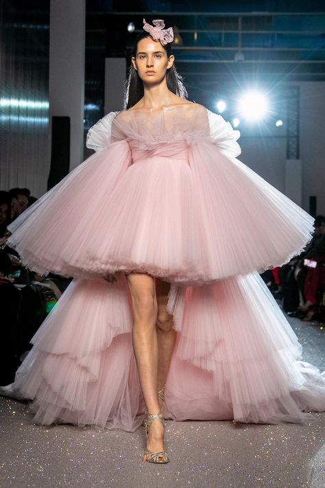 Giambattista Valli: Spring 2019 - The New York Times Gaun Tulle, Poofy Dresses, Giambattista Valli Couture, Elevated Fashion, 2019 Couture, Collection Couture, Gaun Fashion, Spring Couture, Karlie Kloss