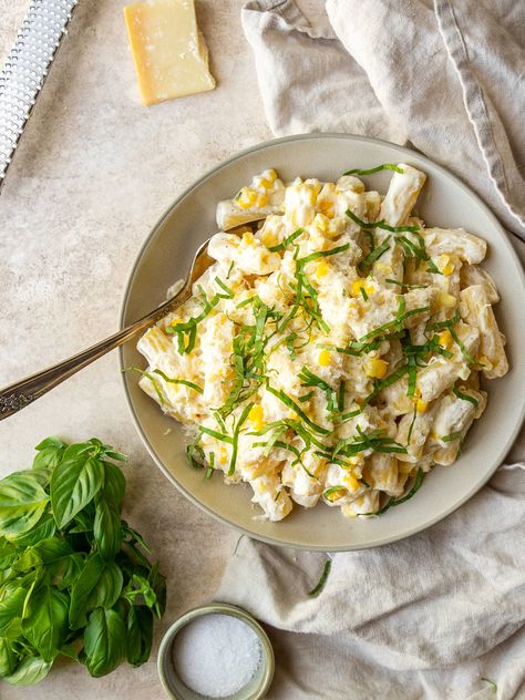 Make a Creamy Corn Pasta recipe with simple ingredients including delicious sweet corn. Serve with lots of fresh basil for the perfect summer dinner. Corn Pasta Sauce, Corn Pasta Recipes, Summer Corn Pasta, Fresh Summer Pasta, Creamy Corn Pasta, Pasta Recipe Creamy, Summer Pasta Recipes, Tomato Pasta Recipe, Corn Pasta