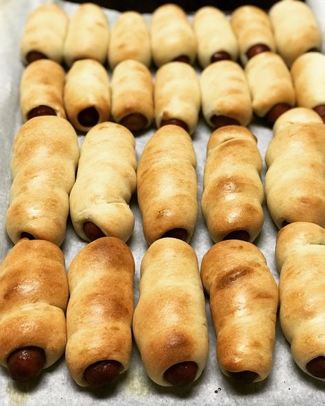 This sausage kolache recipe, more accurately called klobasniky, is a staple for hearty, on the go breakfasts throughout Central Texas. Klotchky Recipe, Homemade Kolaches Easy, Easy Kolache Recipe, Homemade Kolaches, Kolaches Recipe, Texas Kolaches, Kolaches Recipe Easy, Sausage Gravy Kolache Recipe, Sausage Kolache Recipe Easy