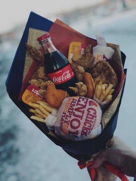 ramo con hamburguesas Couples Suprises, Donat Glaze, Diy Valentines Day Gifts For Him, Food Bouquet, Valentines Day Food, Valentines Day Gifts For Him, Food Gifts, Food Cravings, Junk Food