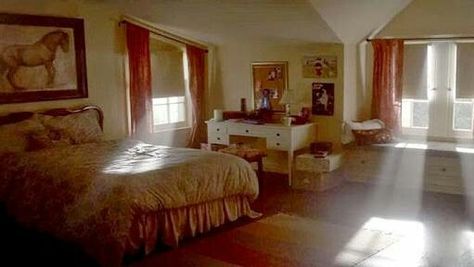 Elena Gilbert House Interior, Elena Gilbert Bedroom, Elena Gilbert Room, Elena Gilbert House, Elena Aesthetic, Gilbert House, 2000s Bedroom, 60s Bedroom, Tvd Dr