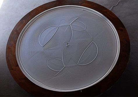 Sisyphus is a machine that magnetically pulls a metal ball through sand to create elaborate patterns. A modern day zen garden.   http://www.taomc.com/ Zen Sand Garden, Sand Drawing, Drawing Machine, Drawing Table, Sand Table, Kinetic Art, Metal Ball, Zen Garden, Interactive Design