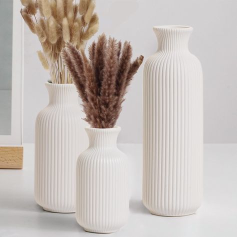 Minimalistic Fall Decor Living Room, Pampas Vase Decor, Beautiful Vases With Flowers, Minimal Table Centerpieces, Apartment Neutral Decor, Aesthetic Vase Of Flowers, Bathroom Set Up, Modern Living Room Accessories, Cali Bedroom