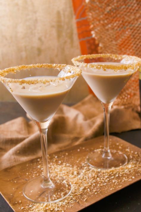 Amarula Coco Martini. A delicious cocktail made the with best flavours our continent has to offer. Maple Cream Cocktail, Homemade Amarula Recipe, Amarula Cocktails Recipes, Vanilla Liqueur Cocktails, Amarula Cocktails, Sweet Tart Martini, Creamy Cocktails, Shakes Drinks, Welcome Drink