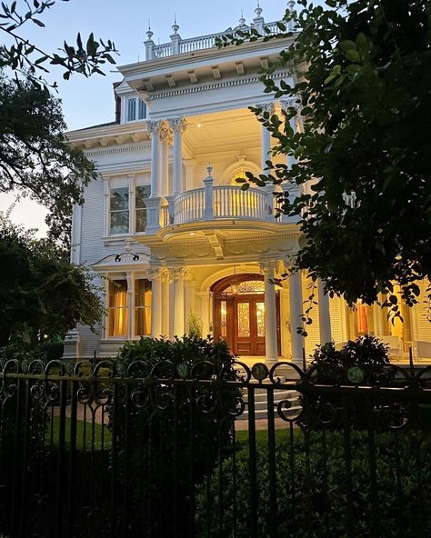 Federal Style House Interior, New Orleans Mansion, Federal Style House, New Orleans Homes, Stately Home, World Of Interiors, Future Plans, Southern Belle, Southern Living