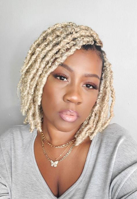 Locs Blonde And Black, Short Blonde Faux Locs, Short Faux Locs Shoulder Length, Messy Faux Locs, Blonde Faux Locs, Boho Faux Locs, Locs Blonde, Short Faux Locs, Crochet Locs