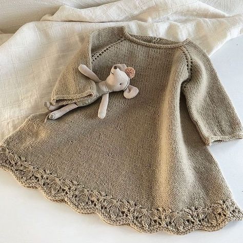 Erantis 🌸 #lilleerantistop #lilleerantiskyse #erantistights #lilleerantistopp * * Opskrift/Pattern www.knittingforsif.dk og Ravelry 🇩🇰🇳🇴🇬🇧… Kids Knitting Patterns, Knit Dress Pattern, Crochet Shoes Pattern, Crochet Baby Dress Pattern, Knit Baby Dress, Baby Sweater Knitting Pattern, Baby Knitwear, Baby Dress Patterns, Knitted Baby Clothes