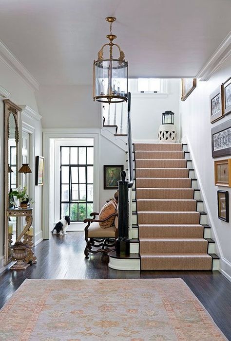 40 British Colonial Decoration Ideas - Bored Art Foyer With Stairs, Colonial House Interior, Entryway Stairs, Small Foyer, Colonial Interior, Hal Decor, Dutch Colonial, Foyer Decorating, Small Hallways